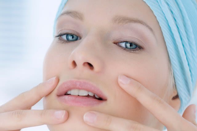 如何去黑头收缩毛孔最简单小方法,阿达帕林凝胶可以去黑头缩毛孔吗