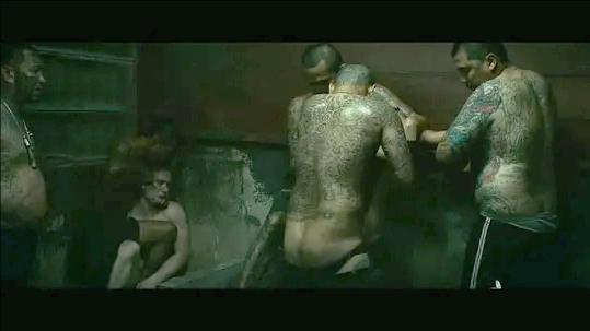 英国白人被关泰国监狱，干翻狱警潇洒越狱，结局却把我治愈的电影