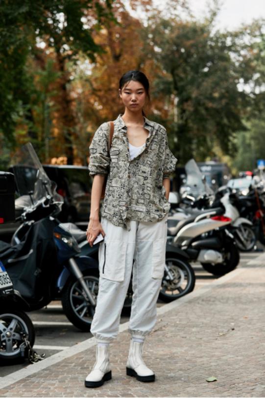 裤脚塞靴子好还是卷起来好,裤脚塞靴子