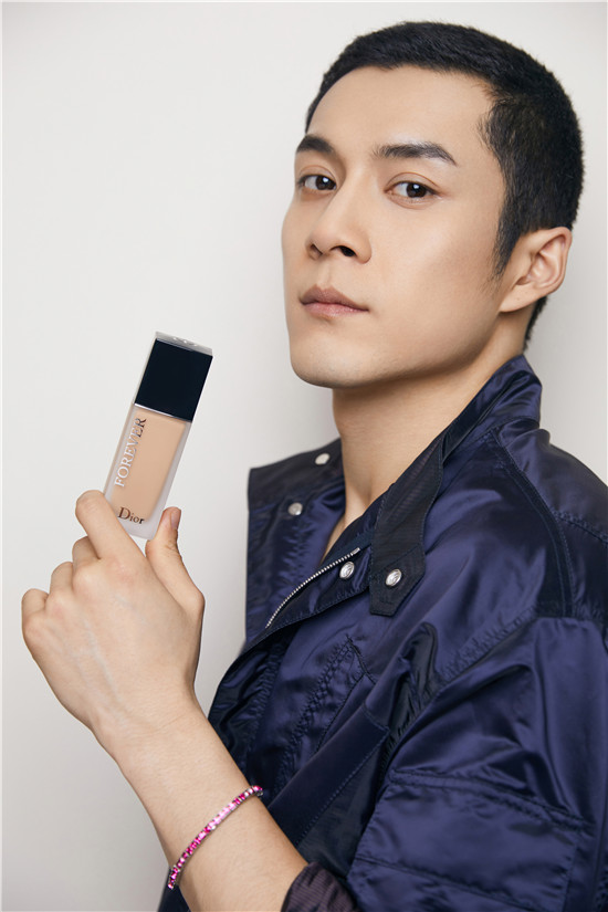 dior锁妆恒久无痕粉底液测评,拍照一秒钟修图两小时