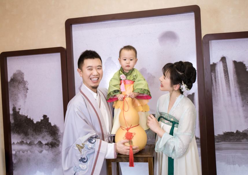 宝宝周岁大家都怎么抓周,抓周宝宝什么也不抓