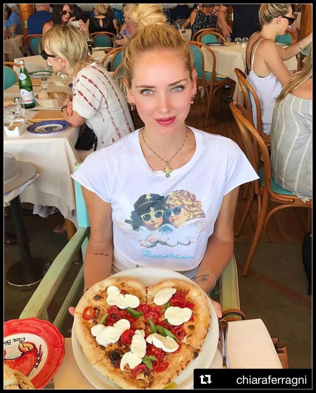 人间芭比lisa白色衣服跳舞,人间芭比lisa穿蓝衣服跳舞