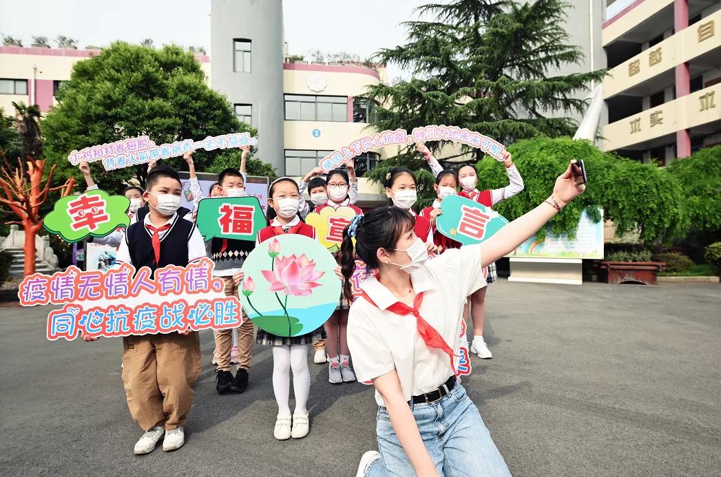 今天又有一批同学返校，来看师生们的自拍留念