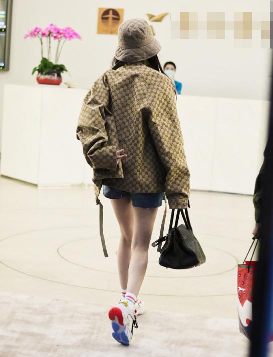 杨幂时尚超标！上裹冬衣露脐戴厚棉帽，下穿热裤大秀神仙漫画腿