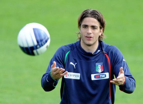 他曾率尤文不败夺冠重回米兰被骂水货草根射手书写豪门历史