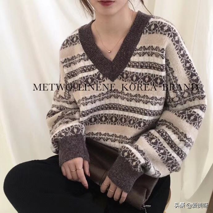 酒红色大衣内搭什么颜色毛衣好看,紫色毛衣搭配什么颜色的大衣好看