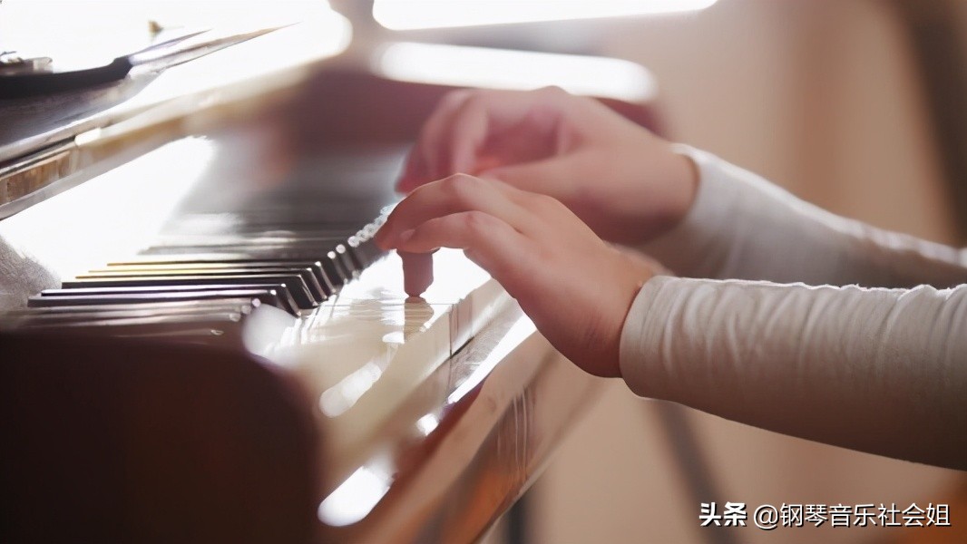 弹钢琴的人都知道的曲子,弹钢琴的人为什么不看键盘