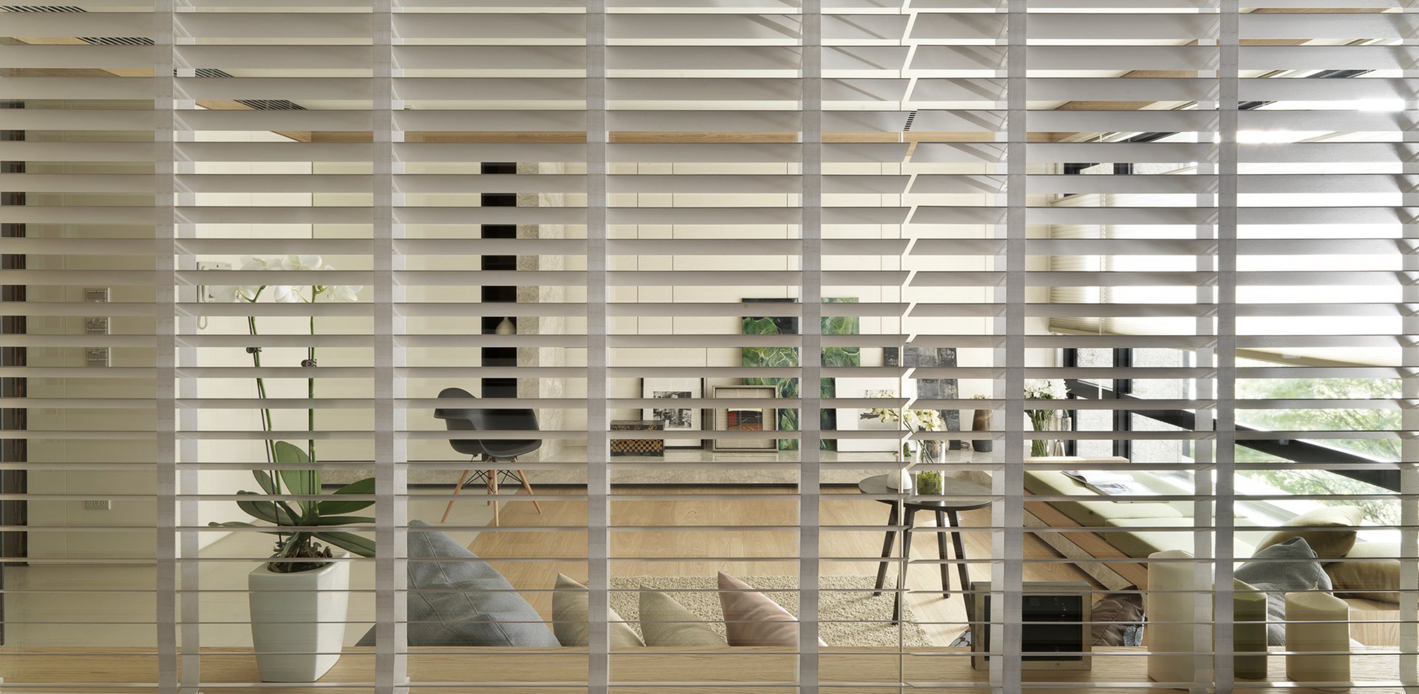 普通户型阳台装了百叶窗，轻盈灵动，不占空间，朋友见了说高级