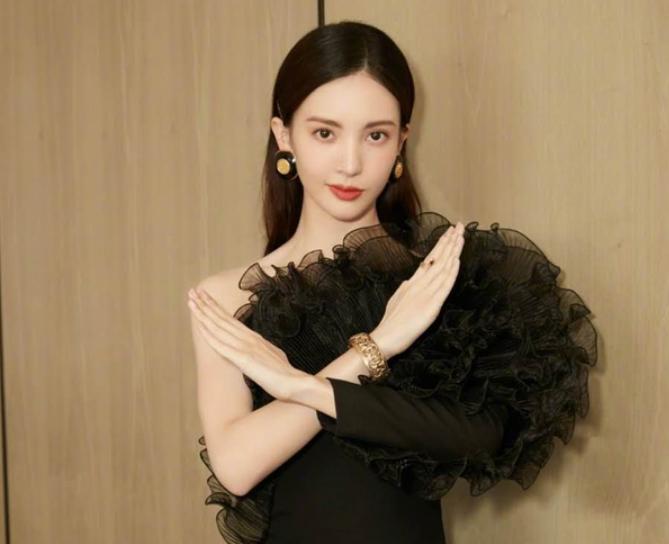 金晨的鼻子太尖惹争议,金晨回答鼻子问题