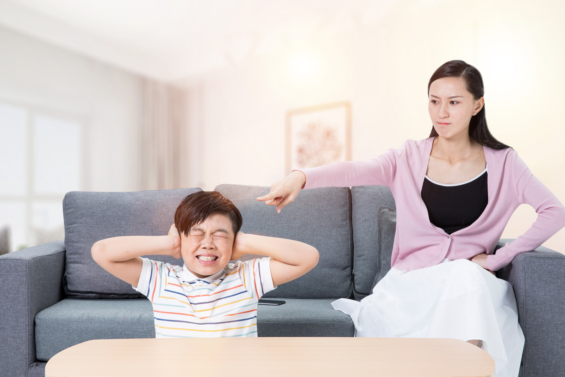 小孩子被别的小孩子打了如何处理,孩子被小朋友打老师不管