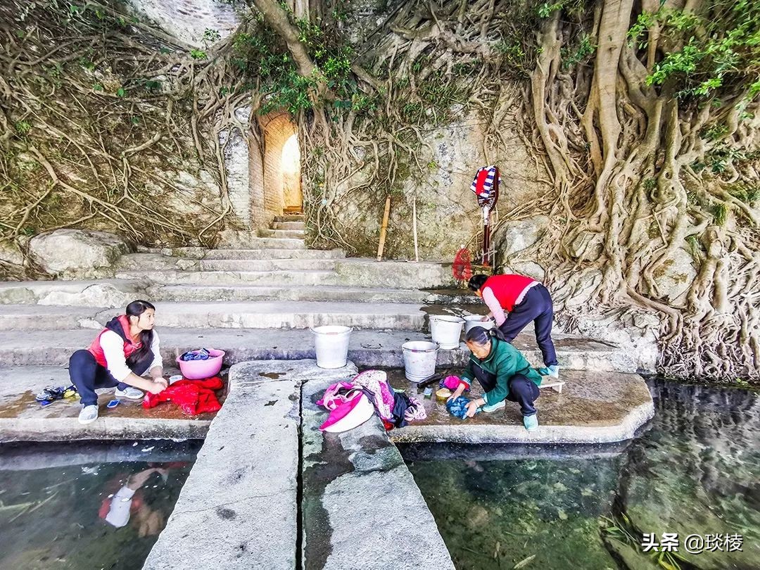 这个古镇好奇怪，门前放元宝，商号大门开洞，城隍爷与关二爷作伴