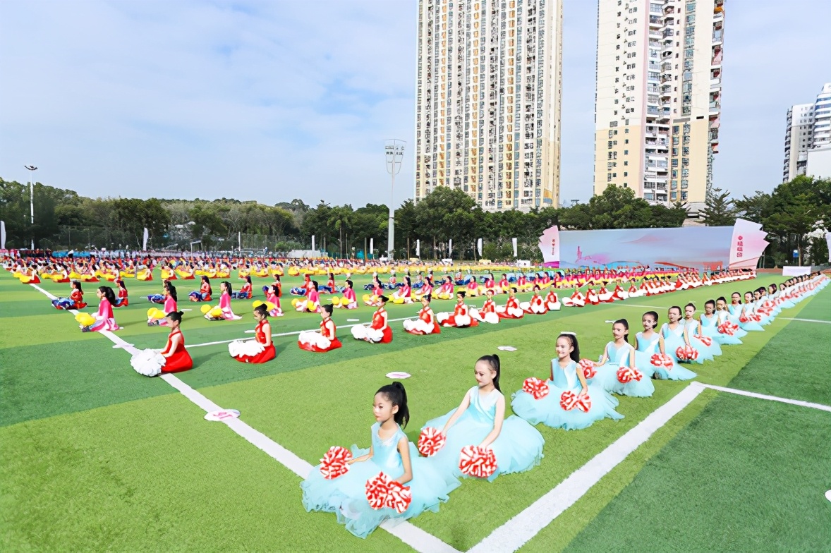 越来越多年轻人也开始跳广场舞,00后跳的广场舞