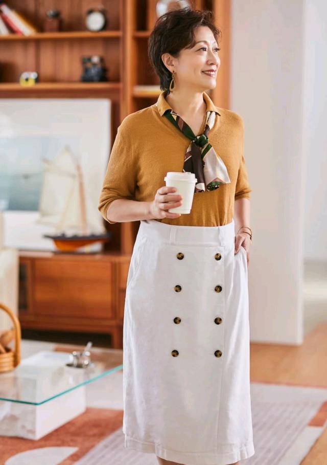 今年流行的适合40岁女人穿的裙子,有特色的裙子适合40多岁的女人穿