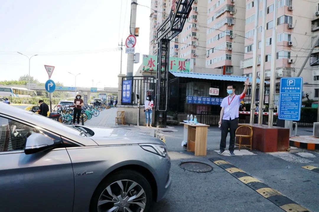 他们坚守在疫情防控一线,防控疫情他们在风雪中坚守