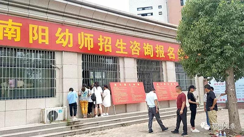 邓州一大波中学毕业生在这里排出“十米长龙”