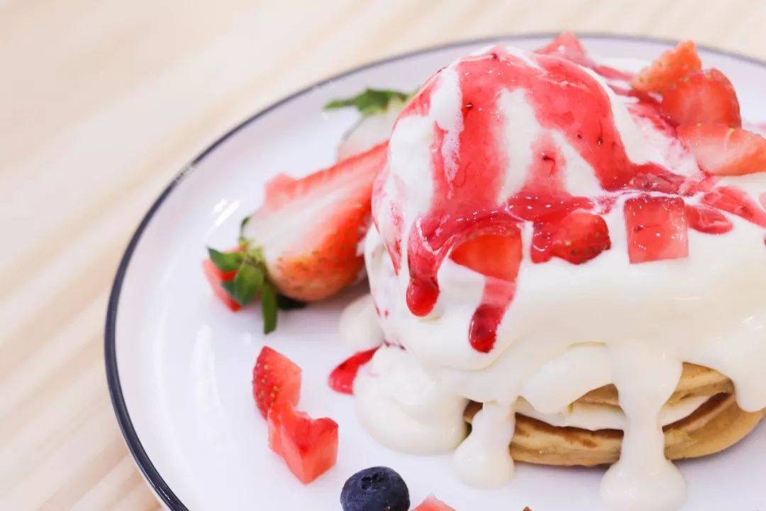 圆每个妹剂C的公主梦，这家店现在婚纱免费试，饮品+蛋糕请你食