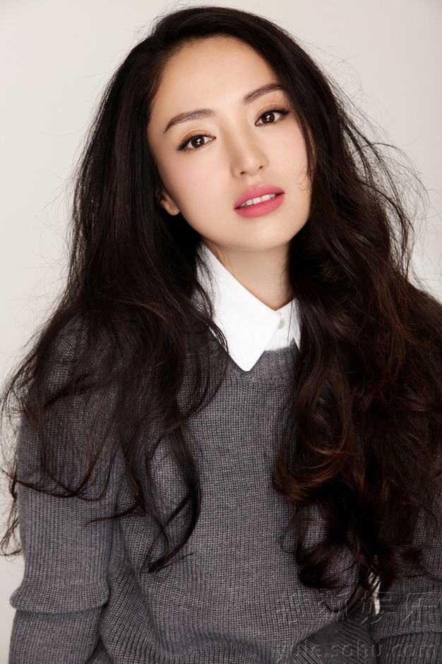 董璇爆出新恋情,董璇身穿白t恤配黑色紧身长裤