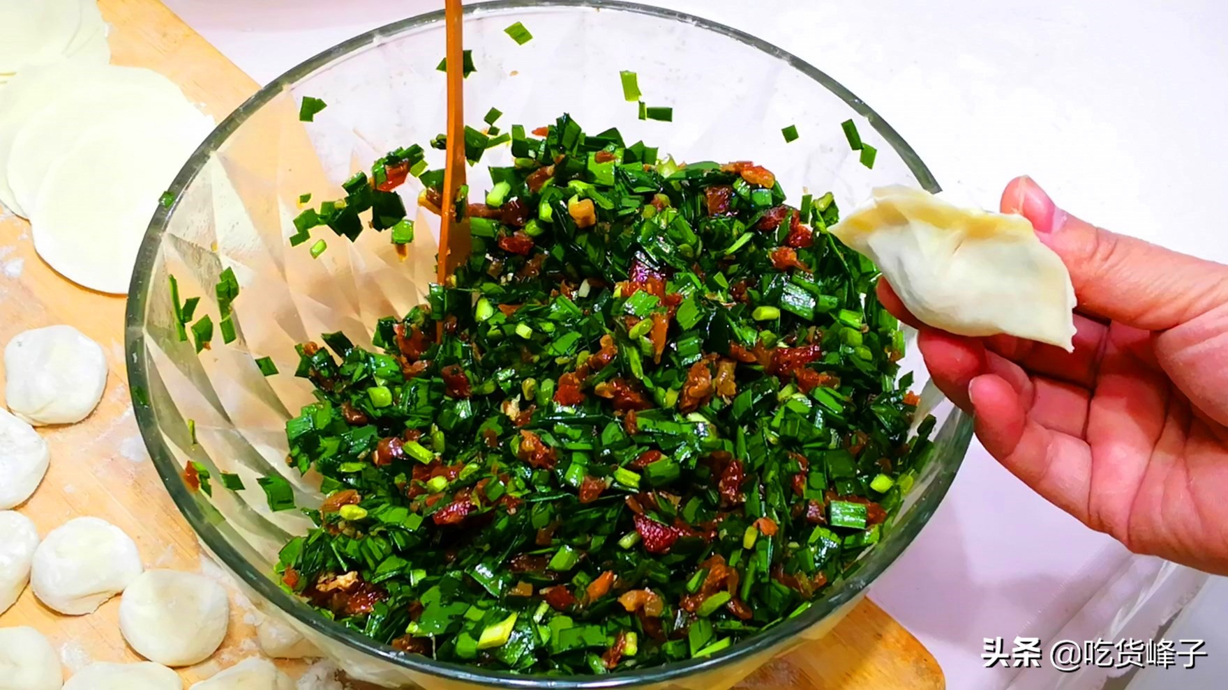 包韭菜饺子记住这三放四不放,韭菜饺子如何包才不粘手