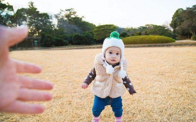 宝宝走得早会影响腿型发育吗,婴儿几个月练站不影响腿部发育