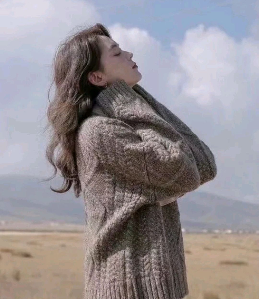 毛衣内搭搭配半身裙,毛衣搭半身裙怎么穿显身材