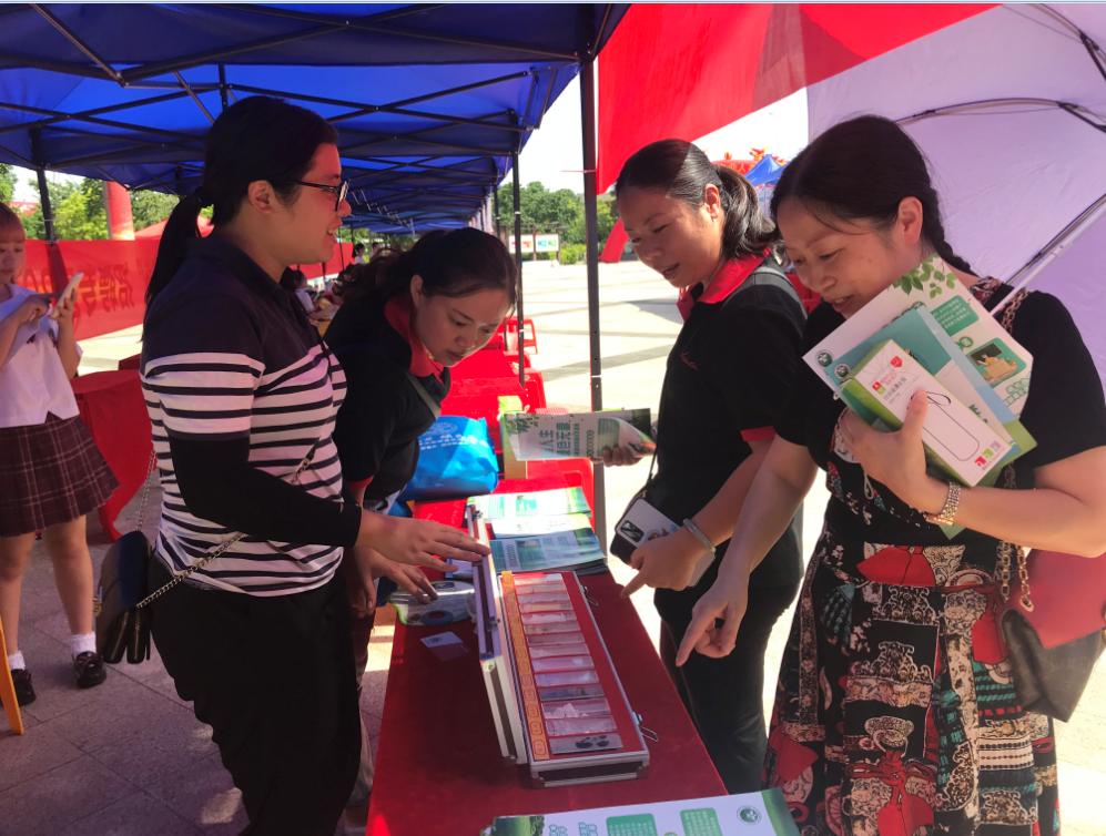 港口镇开展火眼金睛辨别伪装*品毒**禁毒宣传活动