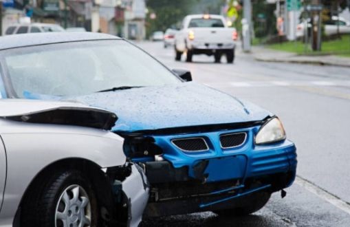 自己开车撞了电线杆怎么报保险,开车不小心撞了电线杆