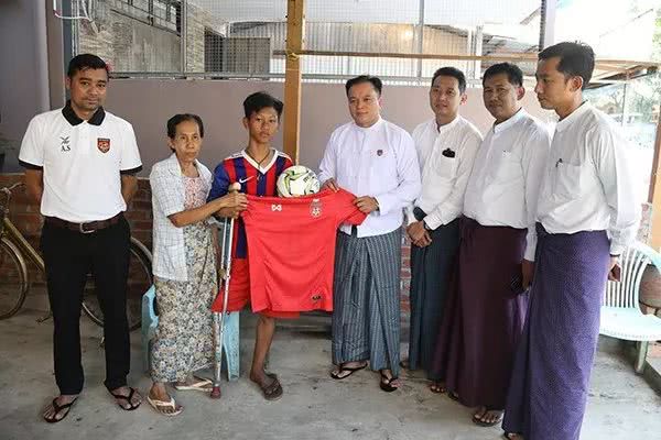 鎴戝彧鏈変竴鏉¤吙,韪㈣冻鐞冪殑灏忕敺瀛╂湁澶氬竻