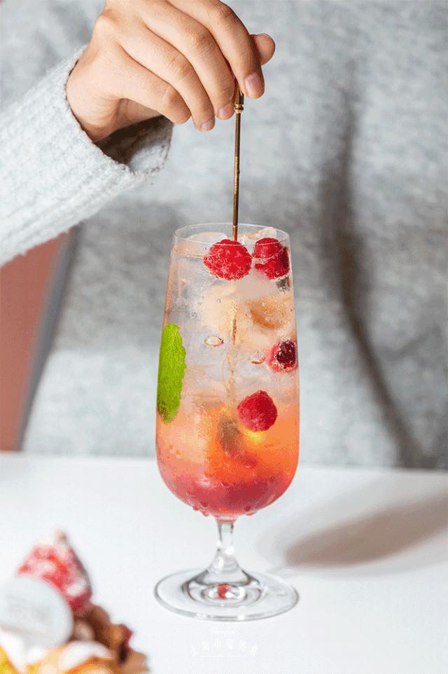 人广新开宝藏甜品店，把小笼包做成了慕斯蛋糕！