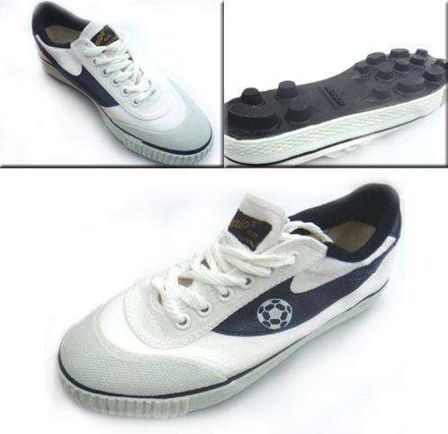 小时候黑绿色三球足球鞋,小时候的足球鞋