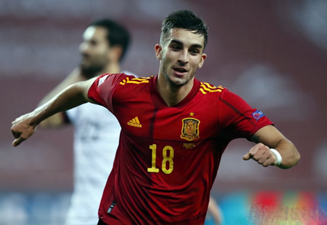 横空出世！曼城年轻边锋身穿21号，致敬传奇大卫-席尔瓦