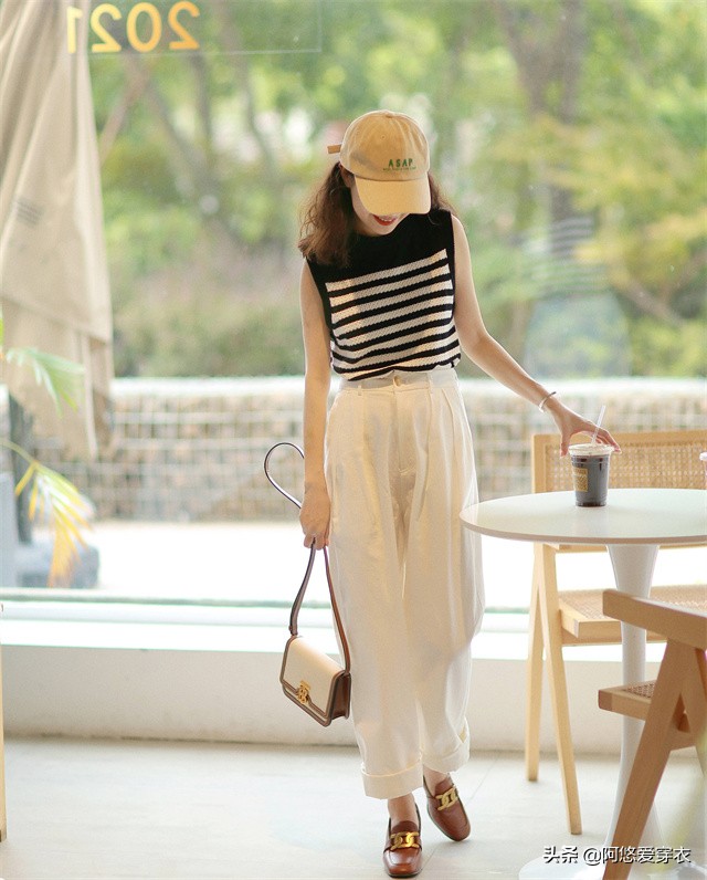 秋天米色裤子配什么鞋子,黑色裤子秋天穿的上衣怎么搭配