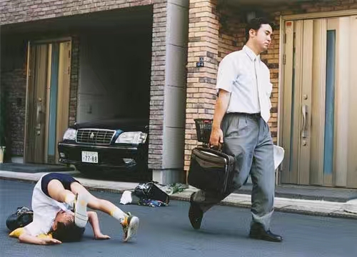 当女孩被欺负时你会怎么做,女孩被渣男欺负仍选择自己扛