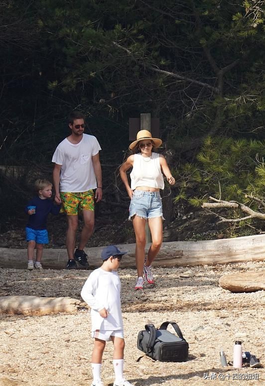 36岁米兰达可儿三胎将卸货,米兰达可儿一家五口