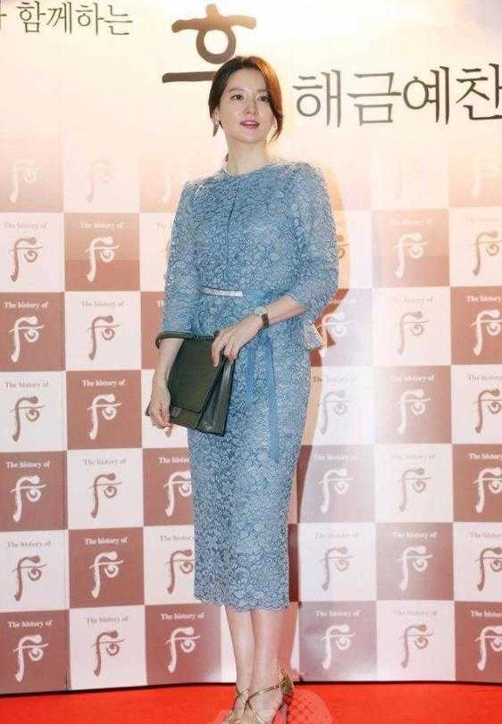 李英爱穿蕾丝鱼尾裙,李英爱穿什么衣服最美