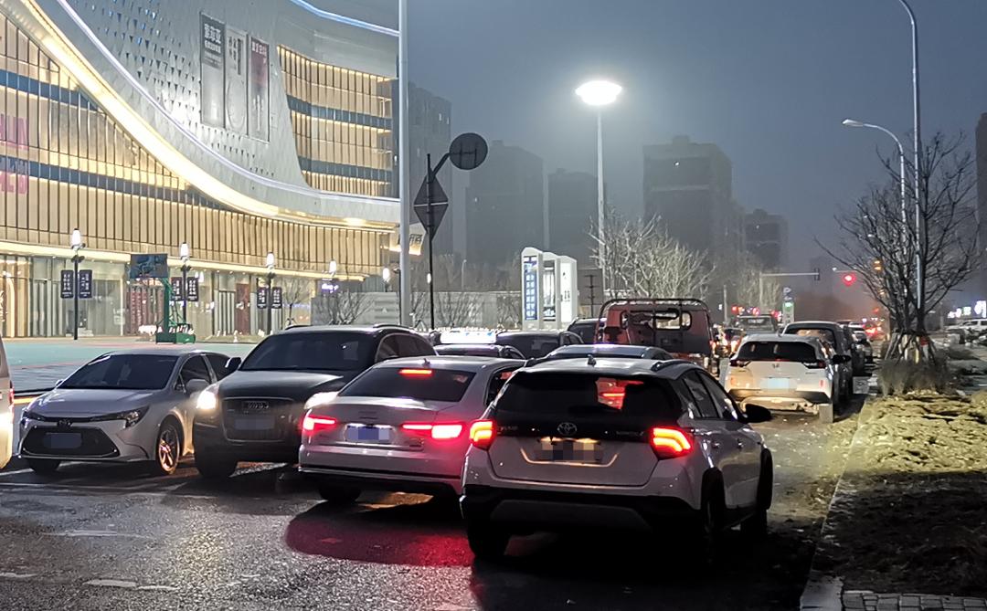 别再黑北湖没人了，停车位都找不着