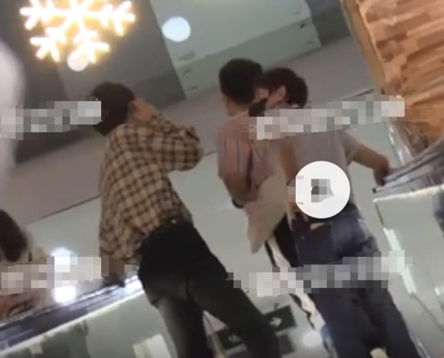 何炅和小鲜肉携手逛街,何炅与神秘男子深夜街头亲密互动