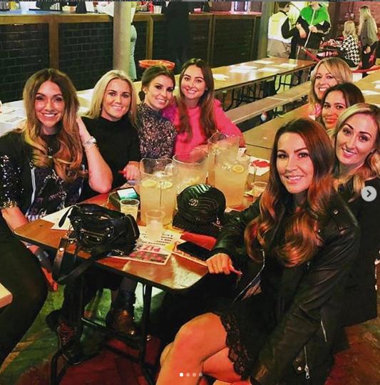 足球星鲁尼妻子生四胎身材不变，衣品智商一样高，用计抓心机闺蜜