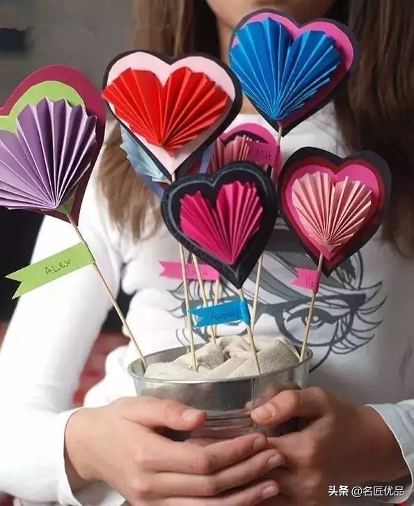 看别人剪新年剪纸很好看,怎么用剪刀来剪新年剪纸