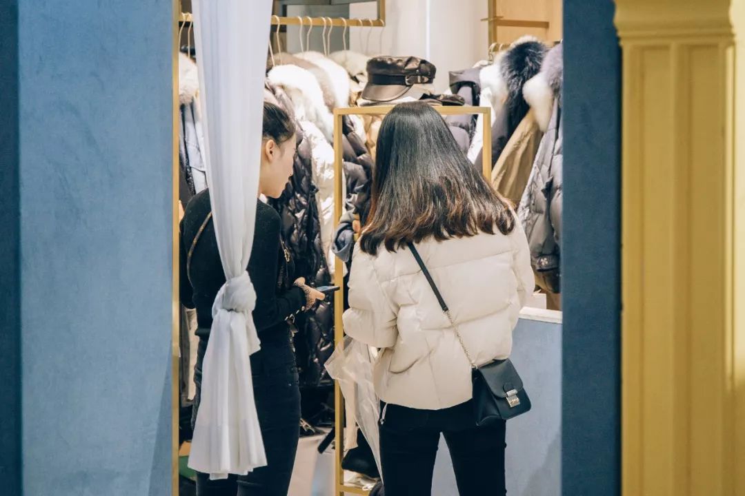 鍗楀潽鍦颁笅璐墿澶╁爞,鍦颁笅鍟嗗満閲嶅簡琚仐蹇樼殑璐墿澶╁爞