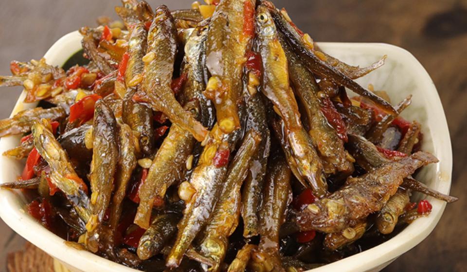 超市里1元1包的小辣鱼，是用什么鱼做的？网友看完，不敢再吃