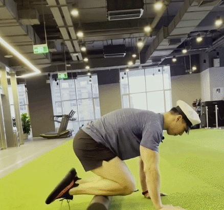 怎么用泡沫轴练小腿细有力,练腿前泡沫轴放松腿部肌肉