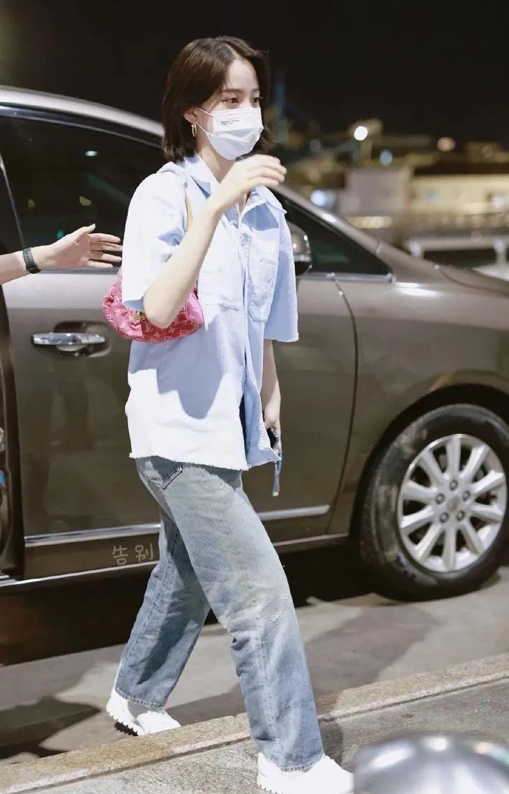 三里屯偶遇大幂幂,杨幂和闺蜜在三里屯逛街遭搭讪