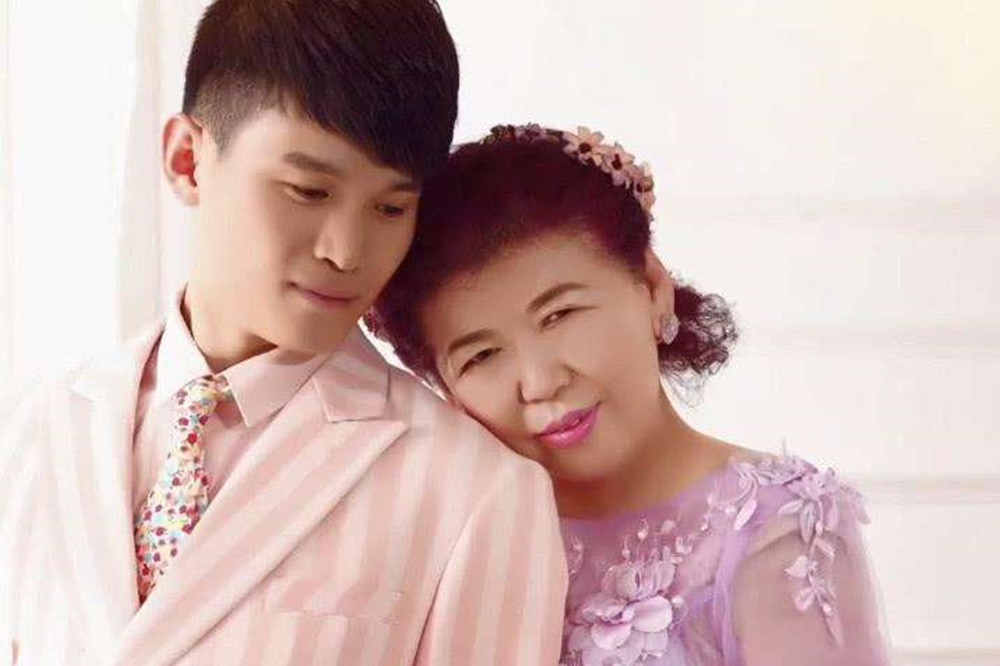 37岁差距的“奶孙恋”，本以为不会长久，看过照片后只剩祝福