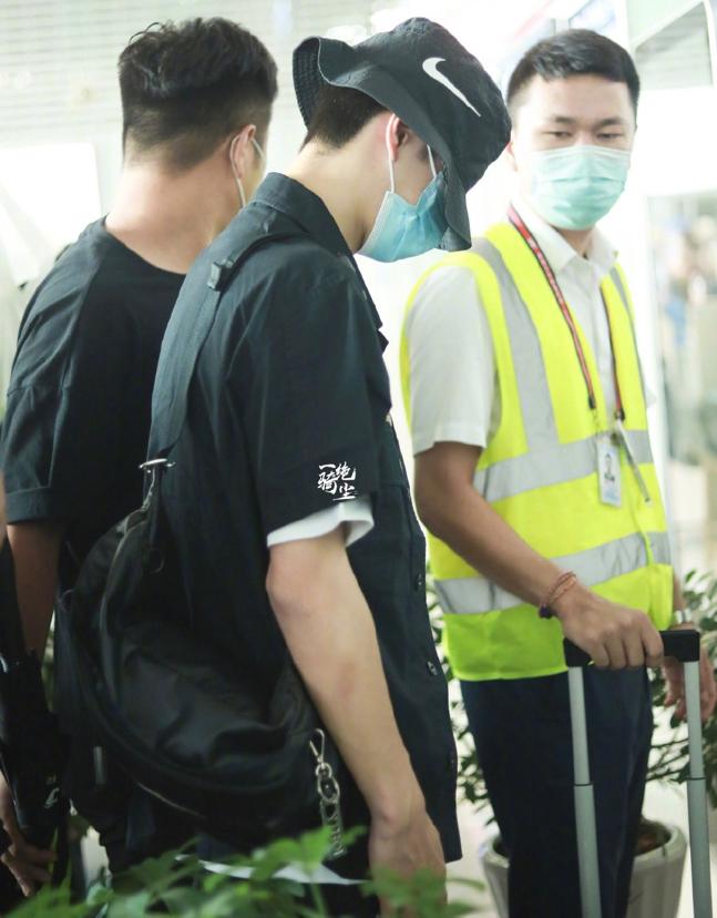 王一博同款包耐克黑色,王一博黑色耐克包细节