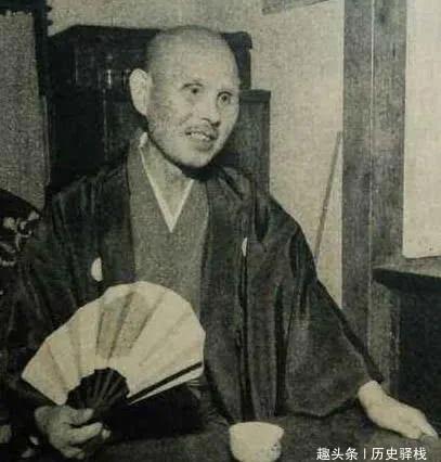 日本战败后，一杂货店老板要求裕仁退位，声称自己才是正统天皇