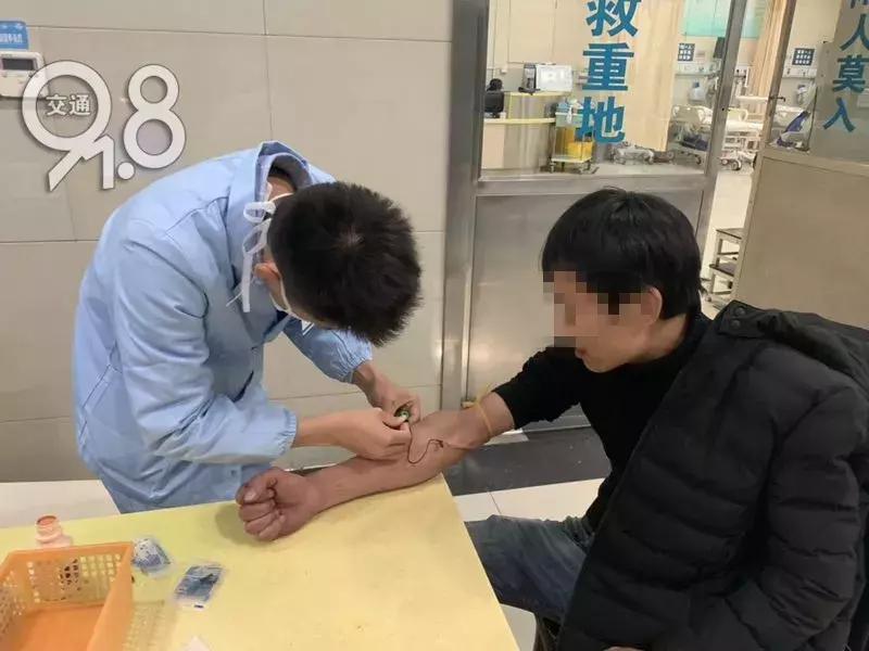 “你嘴上红印子怎么来的？！”深夜马路上一声咆哮，男子解释亮了