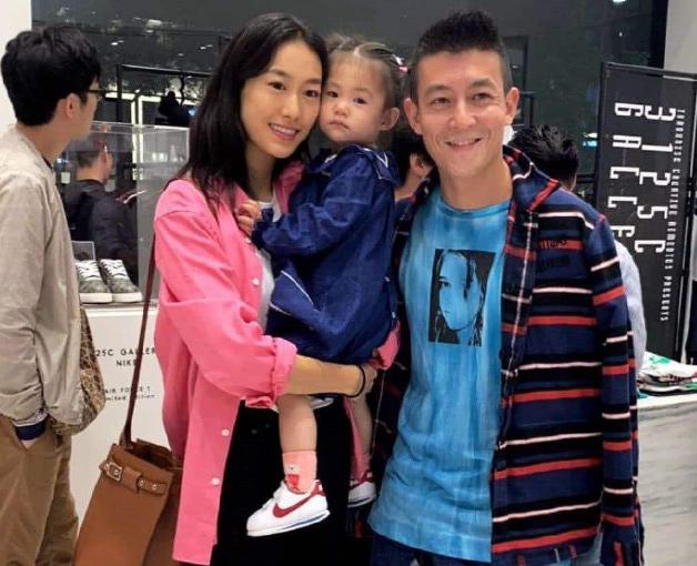 阿娇头部受伤缠绷带照曝光,阿娇受伤后拆绷带首露面