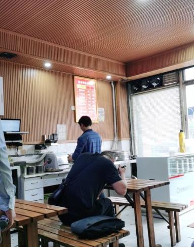 重庆馆子卖贵州特产，老板态度差客人也排队买，网友：把老板惯的