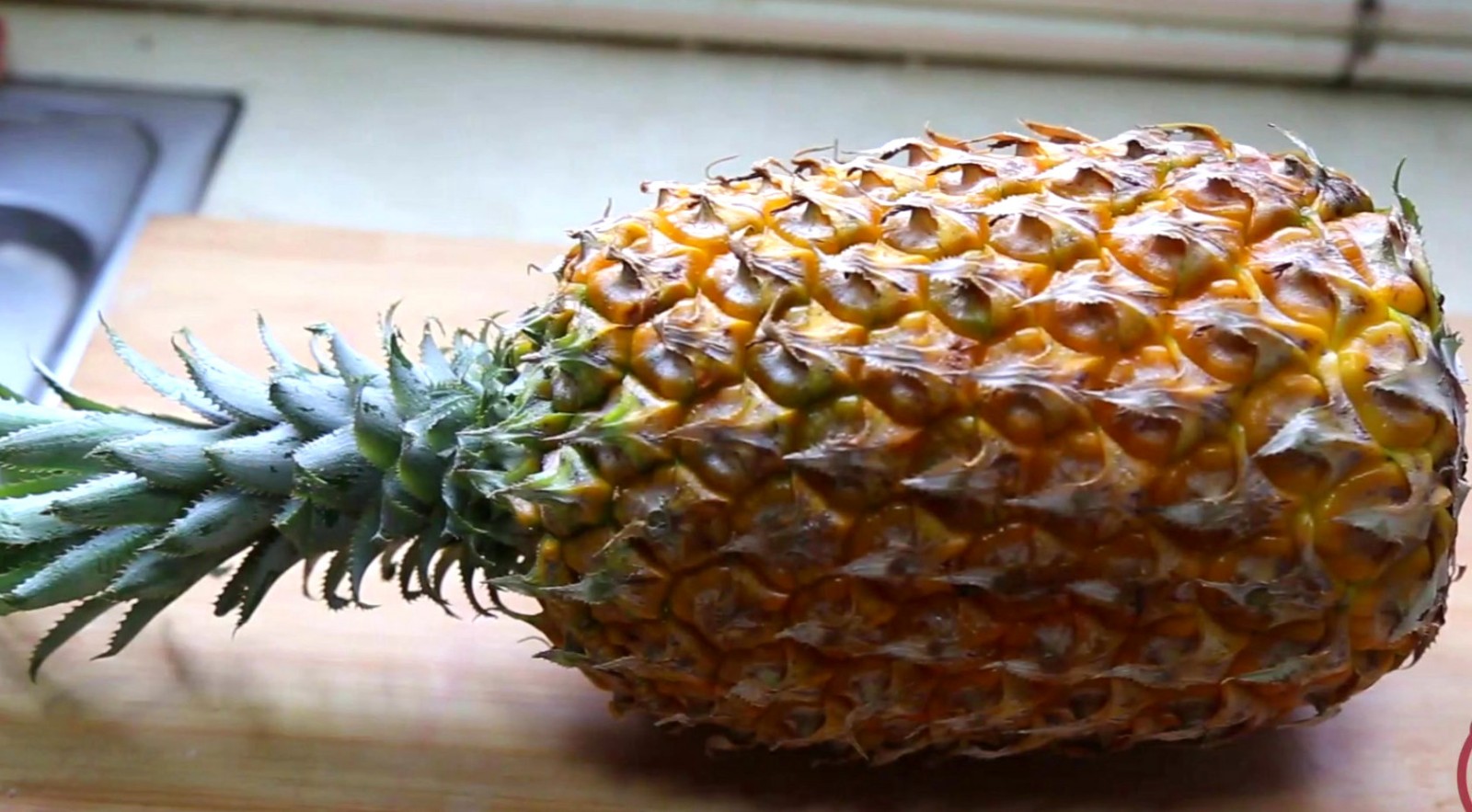 削菠萝皮最快的方法,自己在家怎么削菠萝皮窍门