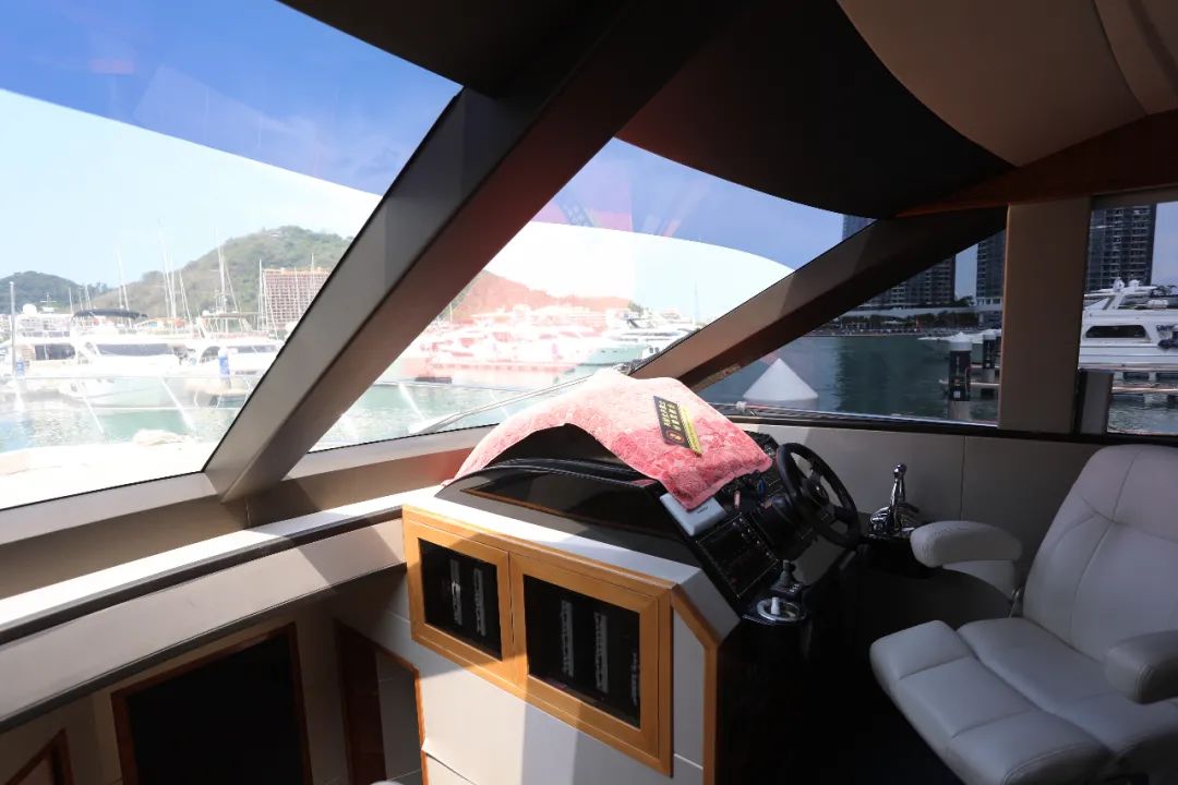 三亚豪华游艇出海一日游靠谱吗 (三亚游艇出海小攻略只要人均200元)